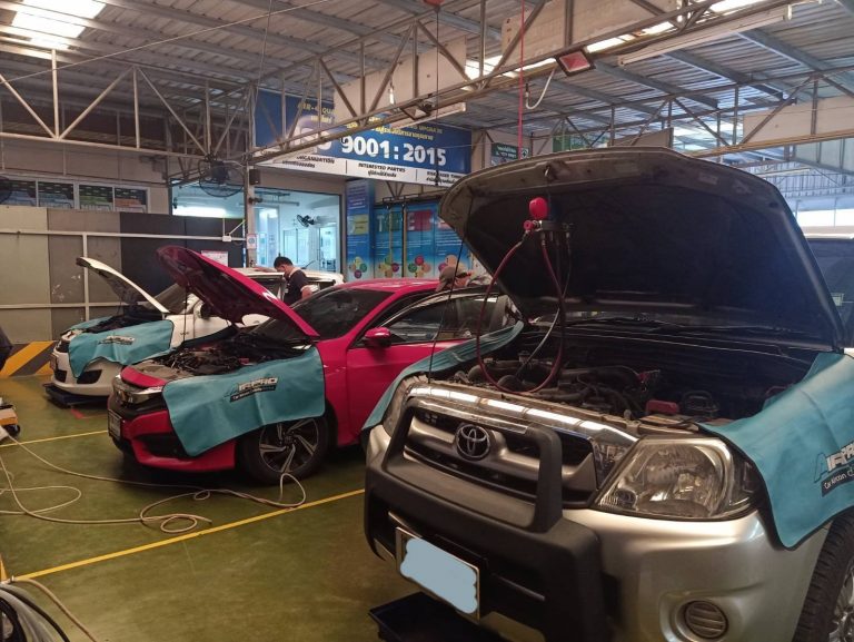 ลูกค้าแน่นๆ ที่ Workshop รามอินทรา 14 หน้าร้านงานแน่นเว่อร์ ล้างแอร์รถยนต์ไม่ถอดตู้
